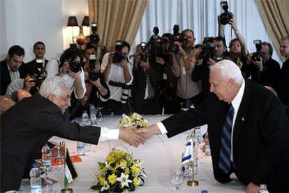 El presidente palestino, Mahmud Abbas (izquierda), y el primer ministro israelí, Ariel Sharon, estrechan las manos antes de iniciar las negociaciones de paz el pasado mes de febrero.