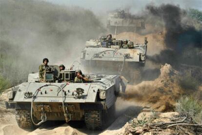 Tanques del Ejército de Israel abandonan el norte de la franja de Gaza, cerca de su base en Kiburz Zikim.