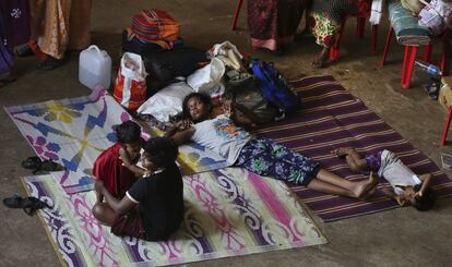 Niños descansan en un campamento de socorro en el que se han refugiado después de abandonar sus hogares afectados por las inundaciones, en las afueras de Kochi, en el estado sureño de Kerala (India).