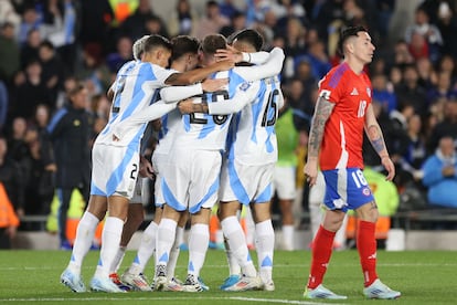 Los argentinos festejan el primer gol, de Alexis Mac Alllister, este jueves en Buenos Aires.