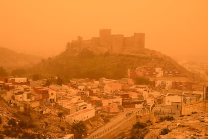 Imagen de la Alcazaba de Almería con el cielo cubierto por la intensa calima del martes.