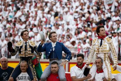 De izquierda a derecha, El Juli , Hermoso de Mendoza y Roca Rey, a hombros de la plaza de Pamplona.