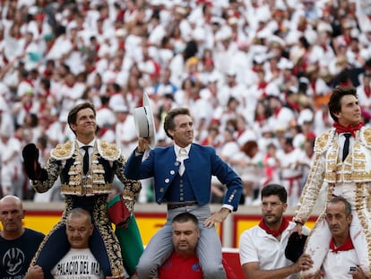 De izquierda a derecha, El Juli , Hermoso de Mendoza y Roca Rey, a hombros de la plaza de Pamplona.