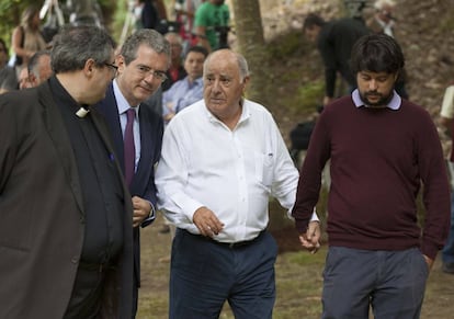 Amancio Ortega de la mano de Antonio, hijo de su sobrina Loli Ortega, Pablo Isla y el sacerdote José Carlos Alonso, párroco de Santa Cruz de Lians, en el entierro de Rosalía Mera.