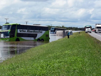 Las inundaciones han afectado campos, ciudades y carreteras del centro de Argentina.