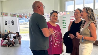 La alcaldesa popular de Cariño, segunda por la izquierda, durante una visita oficial al colegio Manuel Fraga de su municipio en julio pasado, en una imagen difundida por la Xunta.