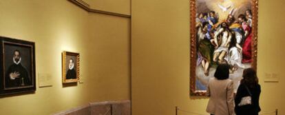 Visitantes ante algunas de las obras que se muestran en la exhibición <i>Los Grecos del Prado.</i>