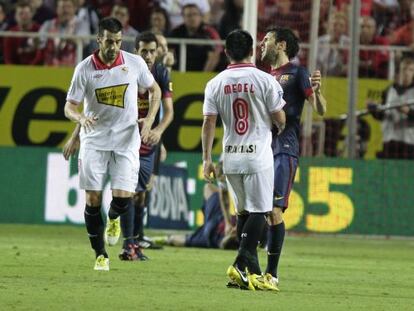 Cesc se retira tras recibir el cabezazo de Medel