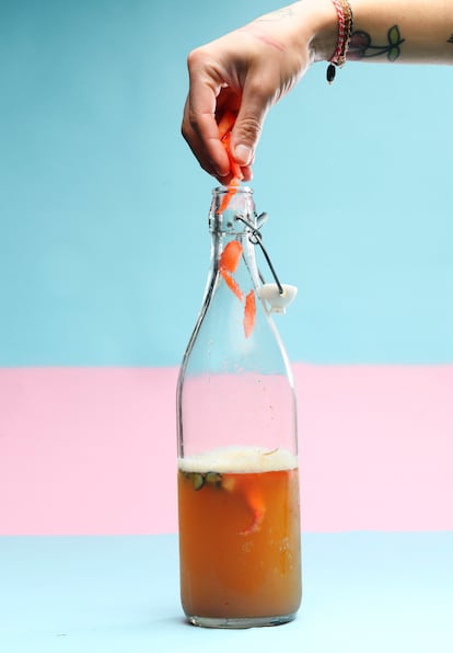 Una vez fermentada, la kombucha se vierte en una botella, se añade fruta, se deja reposar sellada dos días y está lista para consumir.