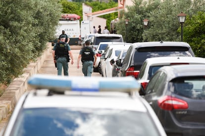 Agentes de la Guardia Civil en la finca en Valencia del detenido ayer en relación con la desaparición de una joven, el 17 de junio. 