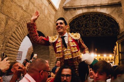 Alejandro Talavante, a hombros por la Puerta del Príncipe.