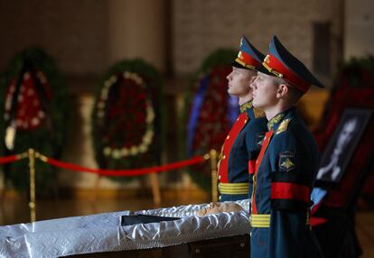 Entre las personalidades rusas que querían rendir homenaje a Gorbachov estuvieron el periodista ruso Dmitri Murátov, premio Nobel de la Paz 2021, y director del periódico independiente 'Nóvaya Gazeta', cerrado en Rusia y que el fallecido político ayudó a fundar. En la imagen, el féretro del último líder soviético en la Sala de Columnas de la Casa de los Sindicatos de Moscú.