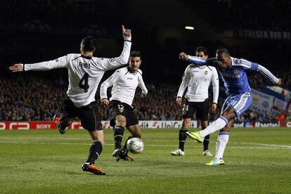 Drogba marca en el partido de la fase de grupos ante el Valencia en que los 'blues' vencieron por 3 a 0.