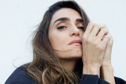 Olivia Molina lleva abrigo de PRADA.
