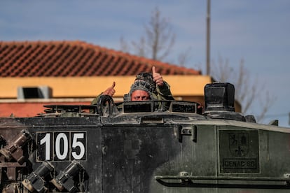 Un militar hace un gesto de aprovación des de un carro de combate Leopard 2A4 , este lunes en San Gregorio, Zaragoza.