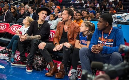 Carl Lentz, en el centro, con sus hijas en un partido de los Knicks. A su derecha, Justin Bieber.