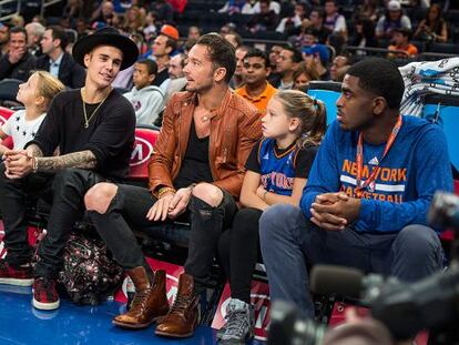 Carl Lentz, no centro, com suas filhas em uma partida dos Knicks. À sua direita, Justin Bieber.