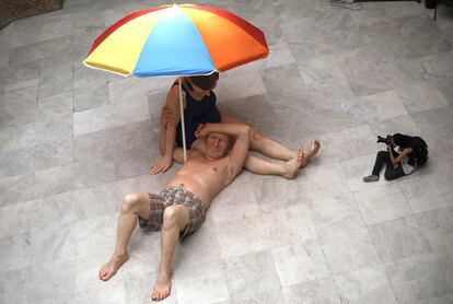 'Couple Under an Umbrella, 2013' (Ron Mueck)..