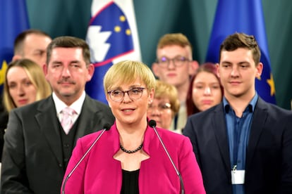 Natasa Pirc Musar celebrando, el domingo en Liubliana, su triunfo en las elecciones presidenciales en Eslovenia que la convertirán en la primera mujer en ocupar el cargo.