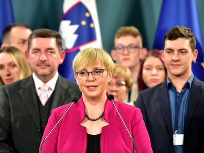 Natasa Pirc Musar celebrando, el domingo en Liubliana, su triunfo en las elecciones presidenciales en Eslovenia que la convertirán en la primera mujer en ocupar el cargo.