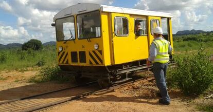 Un grupo de operarios trabajan en la vía ferroviaria de Mozambique.