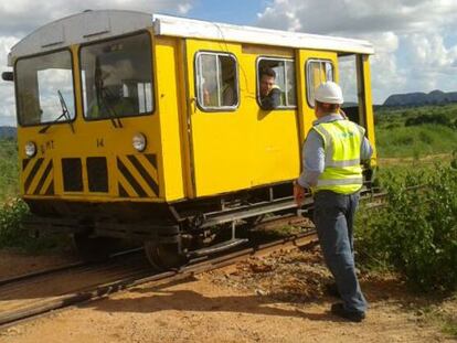 Un grupo de operarios trabajan en la v&iacute;a ferroviaria de Mozambique.