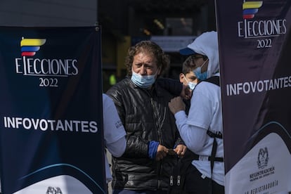 Un hombre pide información a funcionarios de la Registraduría en Bogotá, Colombia.