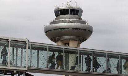 Vista de la torre de control del aeropuerto de Barajas, este miércoles.