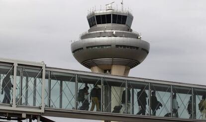 Vista de la torre de control del aeropuerto de Barajas, este mi&eacute;rcoles.