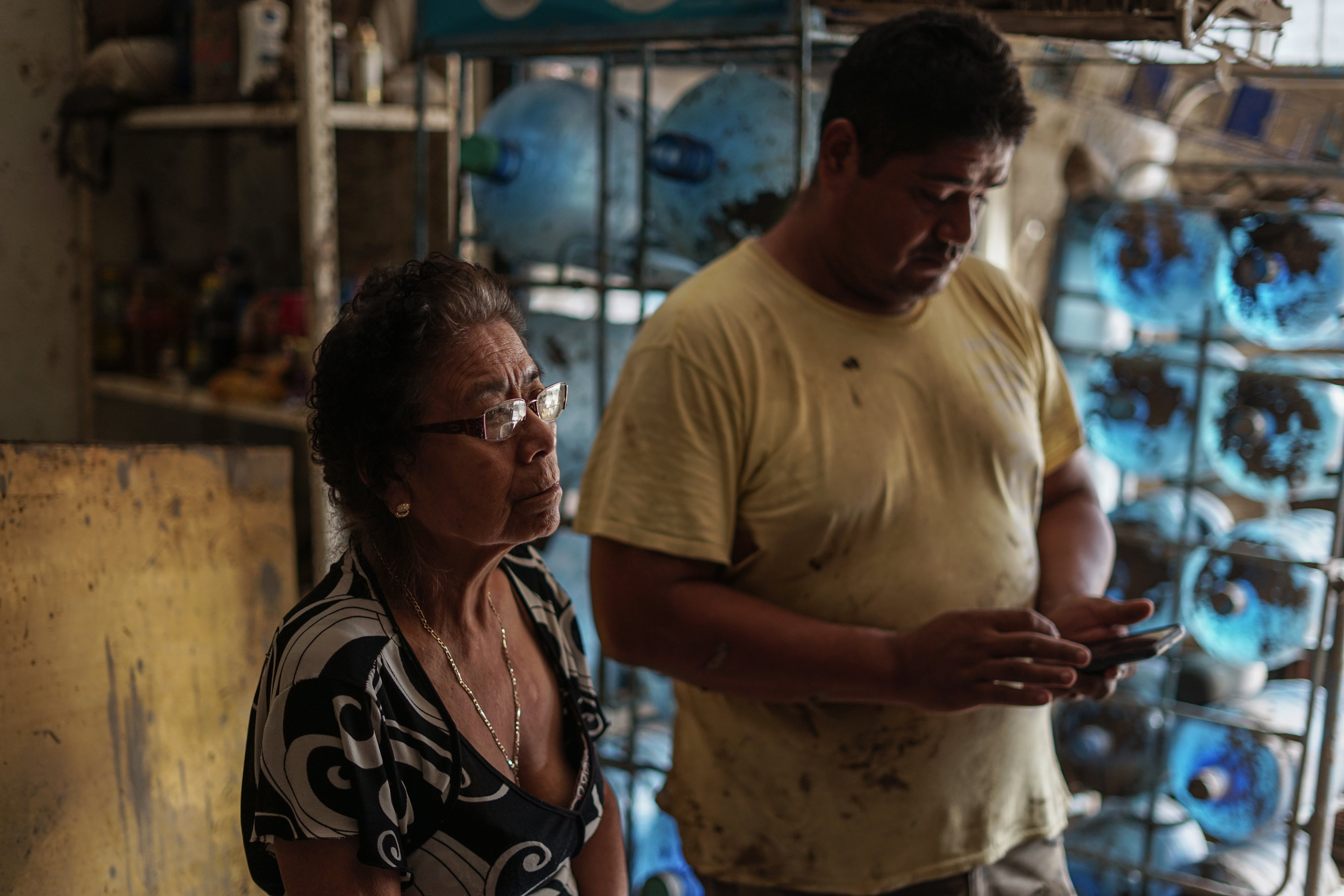 Ricardo y su madre Alejandra, la inundación afectó su tiendita.