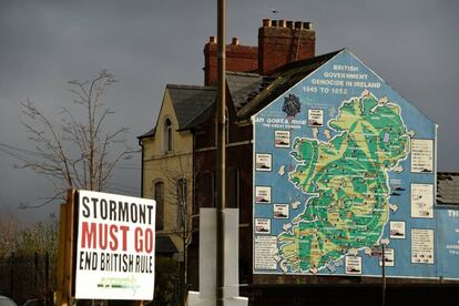 Mensajes antibrit&aacute;nicos en las calles de Belfast.