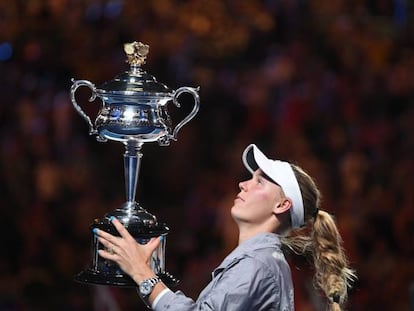 Wozniacki levanta el trofeo de campeona en Melbourne.