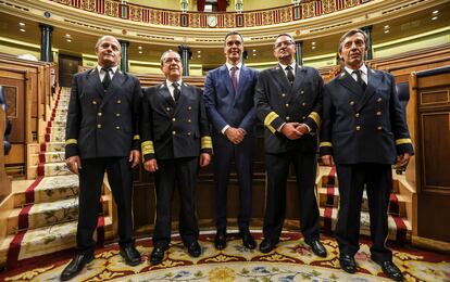 Pedro Sánchez, reelegido presidente del Gobierno por mayoría absoluta este jueves en el Congreso felicitado por los ujieres de las Cortes.