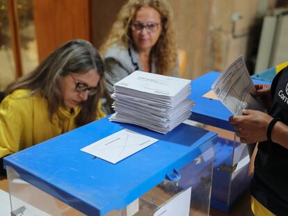Una cartera deposita los votos por correo de las elecciones generales en un colegio electoral en Oviedo el pasado 23 de julio.