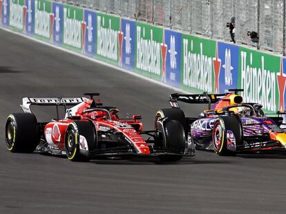 Charles Leclerc y Max Verstappen en un momento de la carrera en Las Vegas.