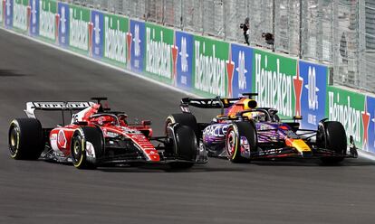 Charles Leclerc y Max Verstappen en un momento de la carrera en Las Vegas.
