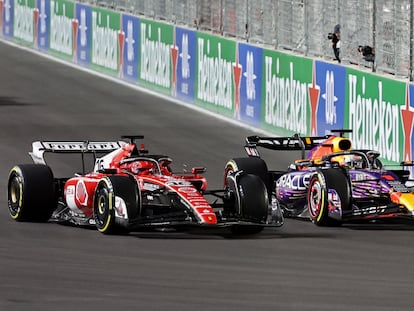 Charles Leclerc y Max Verstappen en un momento de la carrera en Las Vegas.