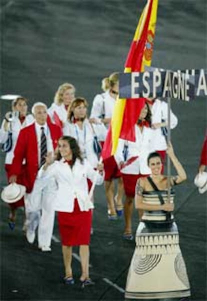 La delegación española, encabezada por la judoka Isabel Fernández. desfila en el Estadio Olímpico de Atenas.