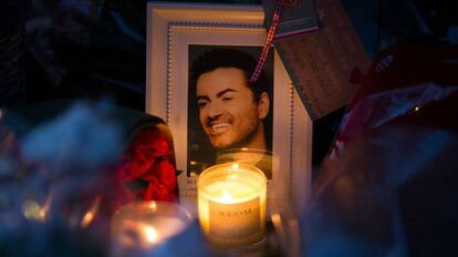 Un tributo al difunto George Michael frente su casa.