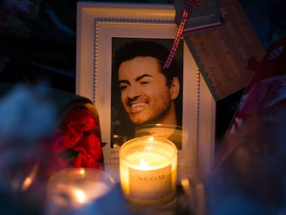 Un tributo al difunto George Michael frente su casa.