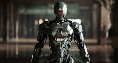 Fotograma de 'Robocop', de José Padilha (2014), donde el cine volvía a adelantarse a la realidad: los policías robot podrán ser posibles en el futuro. 