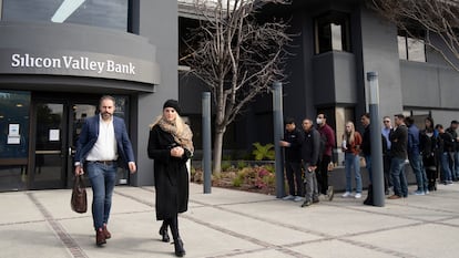 Clientes que hacían cola el 13 de marzo pasado en la sede del Silicon Valley Bank.