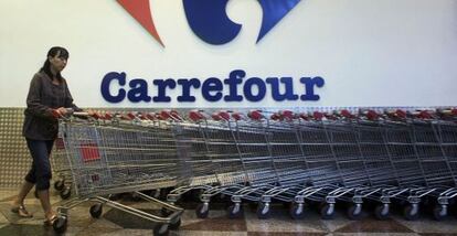 Interior de un centro comercial de Carrefour.