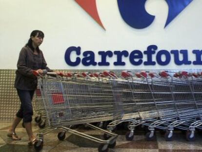 Interior de un centro comercial de Carrefour.