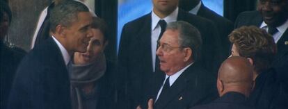 Barack Obama saluda al presidente cubano Ra&uacute;l Castro en el funeral de Nelson Mandela en diciembre de 2013.