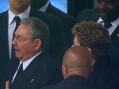 Barack Obama saluda al presidente cubano Ra&uacute;l Castro en el funeral de Nelson Mandela en diciembre de 2013.