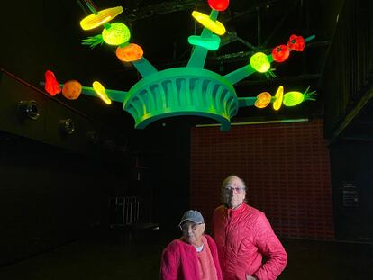 Montse Guillén i Antoni Miralda, sota l'obra Liberty Crown Brocheta, instal·lada a la sala Apolo de Barcelona.