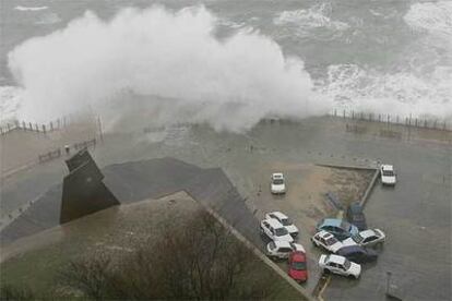 El fuerte oleaje alcanzó ayer hasta el Paseo Nuevo de San Sebastián y dañó varios vehículos allí aparcados.