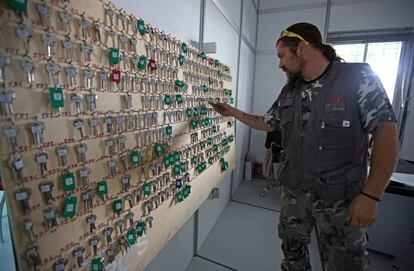 David Fernández, responsable de montaje de la Feria, con el tablero de llaves de las casetas.