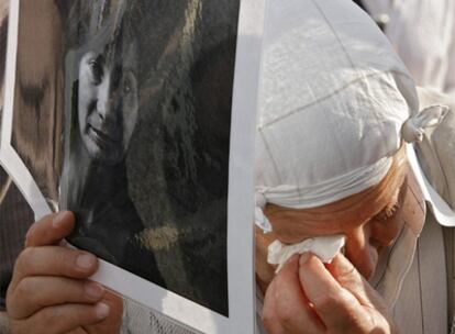 Una mujer muestra una foto de Estemírova en un acto de protesta por su asesinato ayer en Moscú.